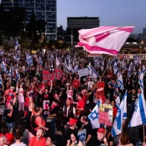 عشرات آلاف الإسرائيليين يتظاهرون في تل أبيب لإتمام صفقة الرهائن بالتزامن مع استمرار المفاوضات