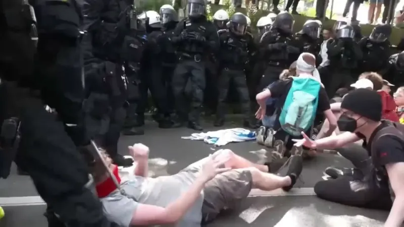 شاهد: مواجهات عنيفة بين المتظاهرين والشرطة خلال مؤتمر حزب البديل اليميني المتطرف في إيسن الألمانية