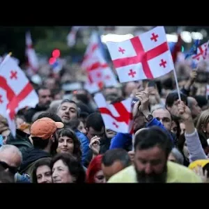 فيديو: مظاهرات في جورجيا في عيد الاستقلال ضد قانون "العملاء الأجانب" المثير للجدل…