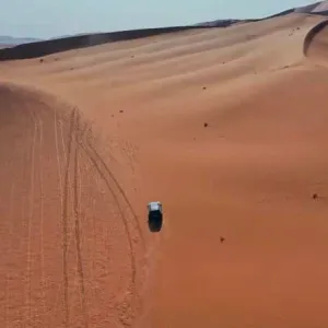 في السعودية.. مغامر يستكشف التضاريس الأكثر تعقيدًا في صحراء الربع الخالي
