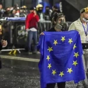 جورجيا.. متظاهرون مؤيدون للاتحاد الأوروبي ينصبون حواجز أمام البرلمان