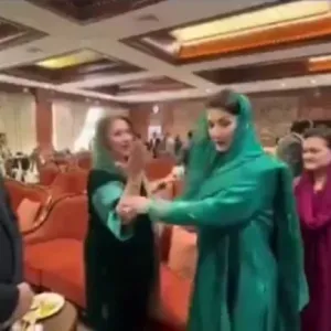 شاهد .. رئيسة وزراء البنجاب تدفع سيدة عانقتها أثناء السلام عليها!