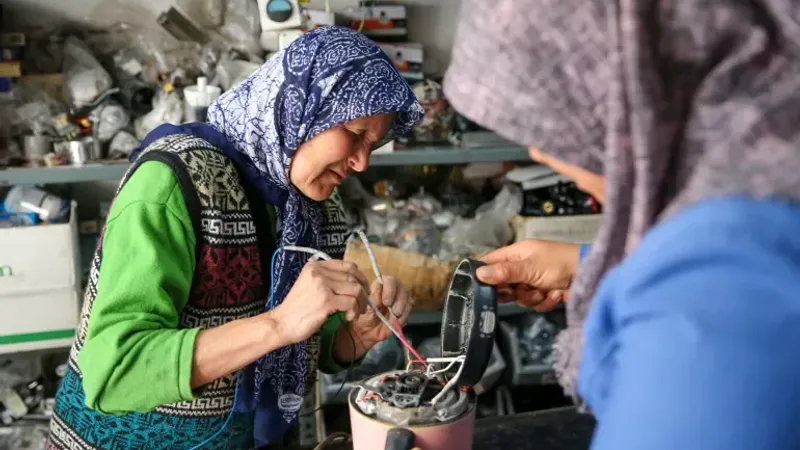 عجوز تركية وزوجة ابنها تحترفان تصليح الأجهزة الكهربائية في ورشة بقونيا