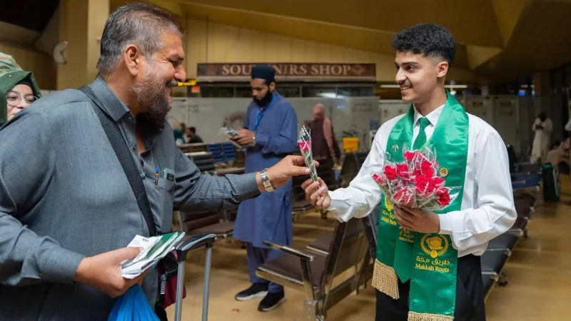 السعودية تستقبل طلائع الحجاج بالترحاب... والورود