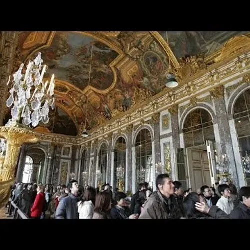 فيديو: توقيف ناشطين فرنسيين بعد رشهما قاعة المرايا الشهيرة بقصر فرساي بمسحوق برتقالي