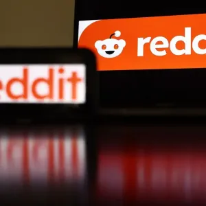 سهم Reddit يرتفع نحو 70% في أول ظهور له في بورصة نيويورك