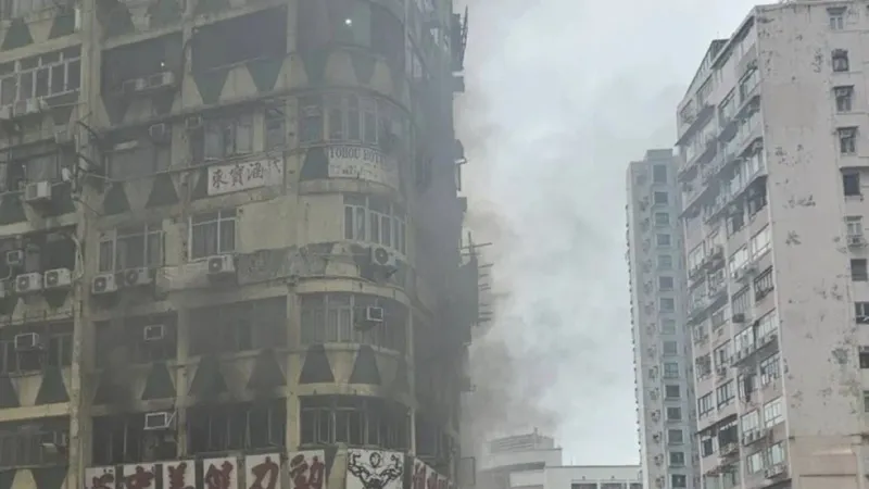 مصرع خمسة أشخاص وإصابة 34 في حريق بمبنى سكني في هونغ كونغ (فيديو + صور)
