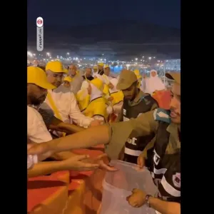 رجال أمن يوزعون المياه على ضيوف الرحمن في مشعر منى (فيديو)