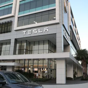 شركة Tesla تخفض أسعار سياراتها في الصين