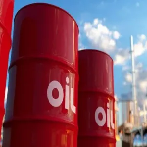 النفط يرتفع عالمياً بشكل طفيف عند تسوية التعاملات وسط ضغوط المعروض