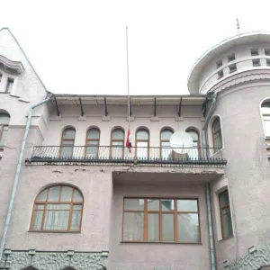 السفارة السورية في موسكو تنكس العلم الوطني حدادا على ضحايا هجوم "كروكوس" الإرهابي