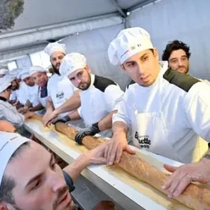 فرنسا تتفوق على إيطاليا في إعداد أطول رغيف خبز بالعالم