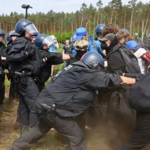 ألمانيا.. محتجون يحاولون اقتحام مصنع "تسلا" ويشتبكون مع الشرطة