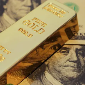 ارتفاع الذهب قرب مستويات قياسية بدعم توقعات خفض الفائدة