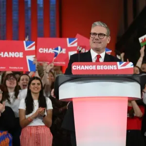 حزب العمال يفوز في الانتخابات البرلمانية البريطانية بأغلبية ساحقة