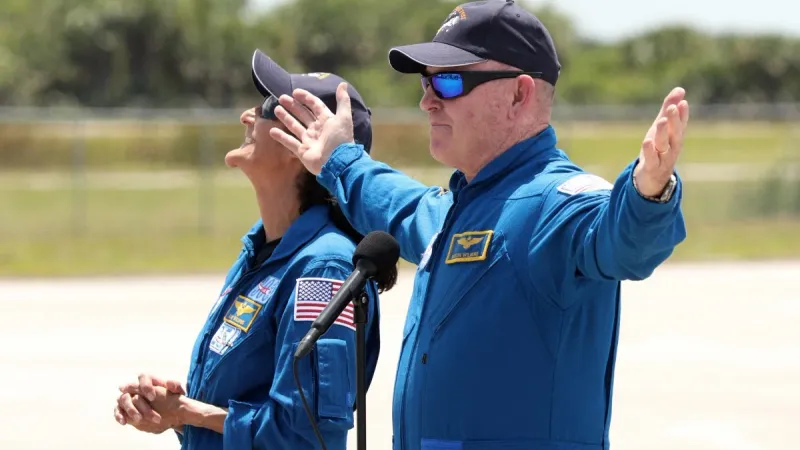 بالصور- رائدَا الفضاء المشاركان في أول رحلة مأهولة لمركبة "ستارلاينر" وصلا إلى فلوريدا