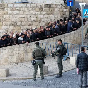 قوات الاحتلال تمنع آلاف الفلسطينيين من دخول الأقصى وتعتدي على بعضهم بالضرب