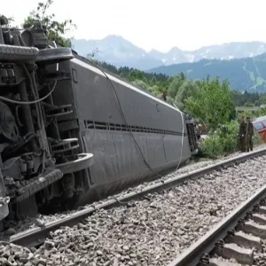 بسبب انهيار أرضي.. خروح قطار عن مساره في ألمانيا