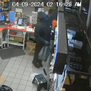هاجم موظفا ونهب المتجر.. كاميرا مراقبة توثق ما فعله لص داخل محطة وقود