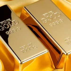 الذهب يتراجع 0.4 بالمئة بعد تقليص المركزي الأمريكي السياسة النقدية