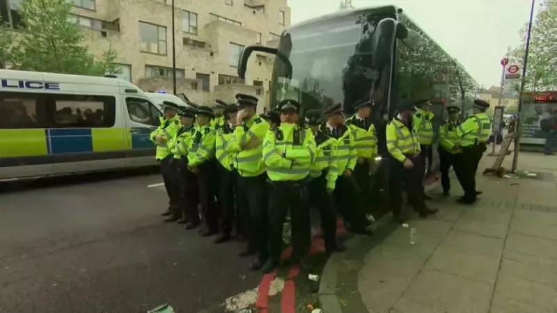 فيديو. محتجون يفترشون الأرض لمنع حافلة تقل مهاجرين من العبور في لندن https://arabic.euronews.com/video/2024/05/04/video-protesters-obstruct-bus-believ...