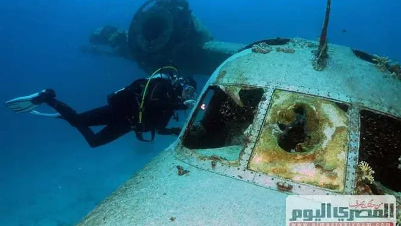 اكتشاف حطام طائرة أمريكية غارقة في أعماق مياه البحر الأحمر (صور)
