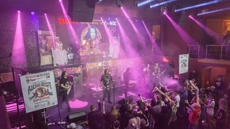 الشرطة الروسية تعتقل أعضاء من فرقة موسيقية بتهمة «الدعاية لرموز نازية»