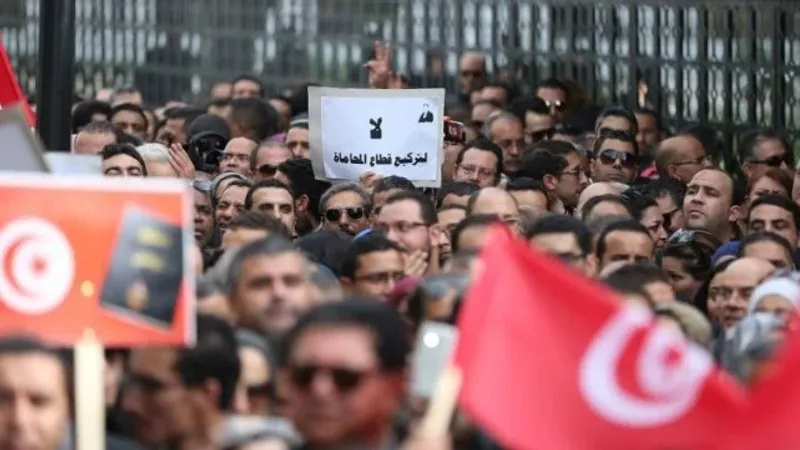المحامون في تونس ينفذون يوم غضب أمام قصر العدالة