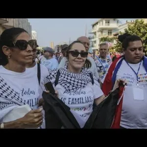 فيديو: ابنة كاسترو ترتدي الكوفية الفلسطينية وتتقدم مسيرة لمجتمع الميم للتضامن مع غزة