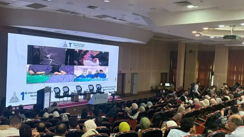 غلق تمدد شرياني في المخ على الهواء في مؤتمر طبي بالقاهرة