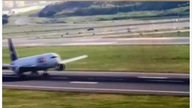 #مطار_إسطنبول.. تحطم طائرة بوينغ بعد فشل معدات الهبوط