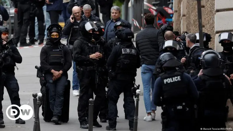 ألقت #الشرطة_الفرنسية القبض على رجل كان يهدد بتفجير نفسه في #القنصلية_الإيرانية في #باريس، لكن تبين بعد تفتيشه أنه لم يكن يحمل أي متفجرات. ونقلت وسائل...