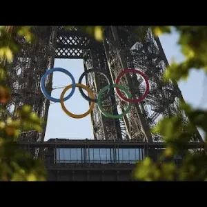 باريس تثّبت الحلقات الأولمبية على برج إيفل وتبدأ العد التنازلي لبدء الألعاب الصيفية بعد 50 يومًا