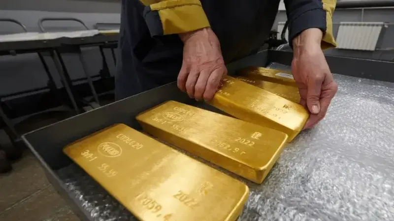 ارتفاع الذهب مع تراجع الدولار وعائدات السندات بعد البيانات الاقتصادية الضعيفة