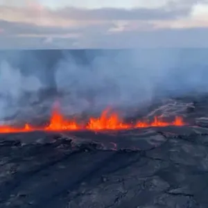 أول مشاهد لثوران بركان كيلاويا في هاواي.. شاهد كيف قذف الحمم البركانية