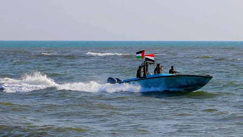 صاروخ يصيب سفينة في البحر الأحمر والحوثيون يتعهدون بتكثيف الهجمات