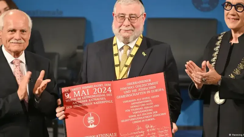 رئيس مؤتمر حاخامات أوروبا يتسلم جائزة شارلمان لعام 2024