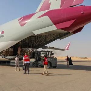 طائرة قطرية تصل إلى مدينة العريش المصرية تحمل مساعدات لدعم الأشقاء الفلسطينيين في غزة