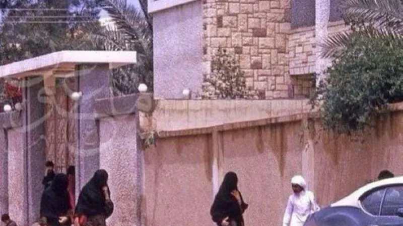 شاهد: صورة نادرة توثق خروج الطالبات من المدارس في حي الملز بالرياض.. والكشف عن تاريخ التقاطها