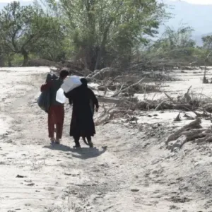 "كنا جميعا تحت الماء": أفغان يروون لبي بي سي مأساة الفيضانات المدمرة