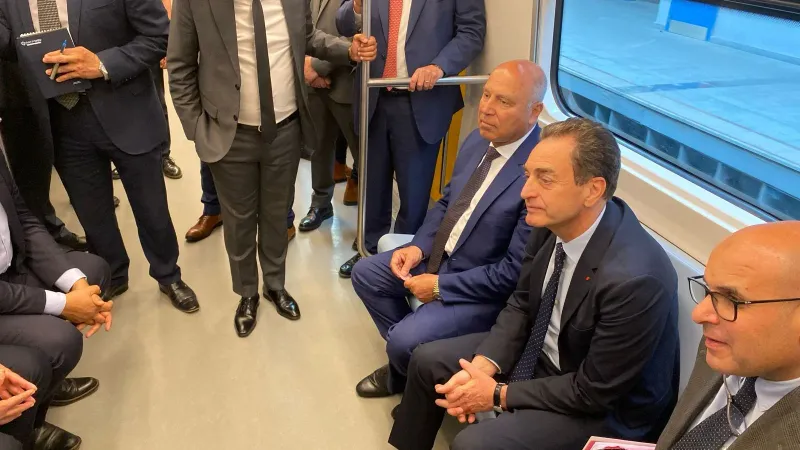 وزير النقل وسفير فرنسا يستقلان القطار الكهربائى الخفيف والخط الثالث للمترو