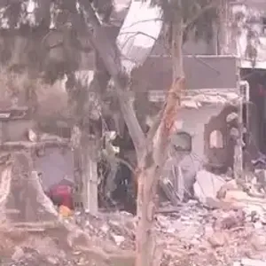 الهلال الأحمر ينتشل أشلاء لشهداء من تحت أنقاض المنزل المستهدف في دير الغصون