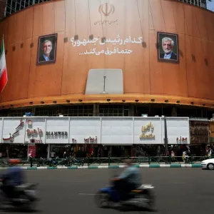 إيران تختار رئيسها بين جليلي وبزشكيان.. والعقوبات والاقتصاد على رأس الأولويات