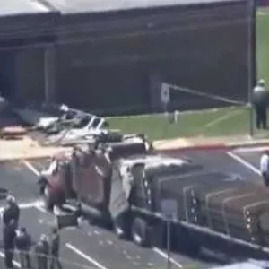 عبر "𝕏": #فيديو.. سائق شاحنة غاضب يحطم مبنى في #تكساس  #سكاي_اونلاين