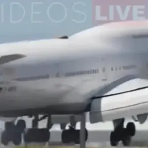 "فيديو" طائرة ضخمة تصطدم بمدرج عند هبوطها.. وترتد عاليا