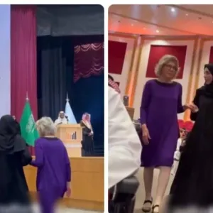 شاهد.. لحظة تكريم زوجة الراحل "‎غازي القصيبي" في حفل بجامعة اليمامة بالرياض