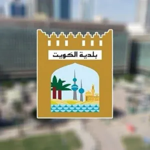 البلدية تقوم بتنظيف شواطئ الكويت