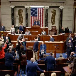 هتاف وتصفيق.. شاهد لحظة إقرار مجلس النواب الأمريكي حزمة مساعدات لأوكرانيا