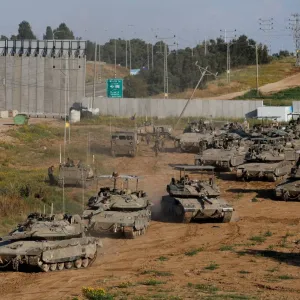 مخاوف من «تقسيم غزة»... وإسرائيل تفتك بمخيم في الضفة