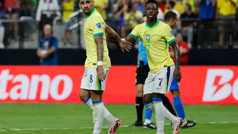 فينيسيوس يخطف الأنظار بهذا التصرف خلال مباراة للبرازيل.. ماذا فعل مع زميله؟